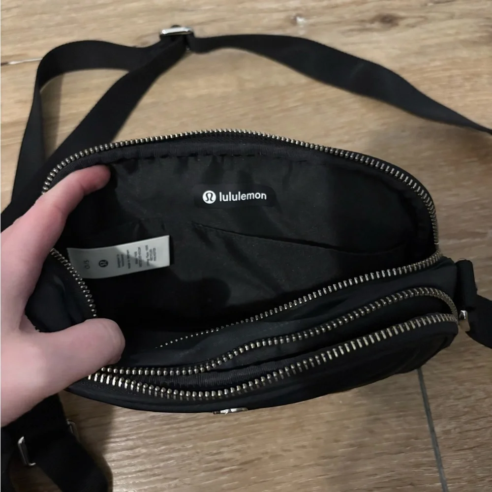 Lululemon Crossbody Camera Bag 2L in Black / Silver - Picture 6 of 15
